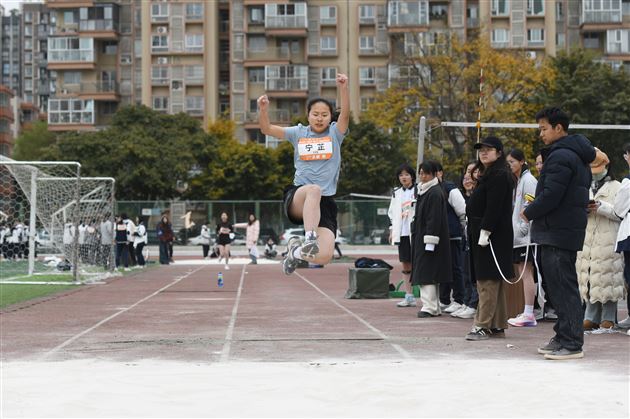 梦驰赛场燃青春 “径”彩飞扬展风华——棠外高中举行“多威杯”第二十一届田径运动会