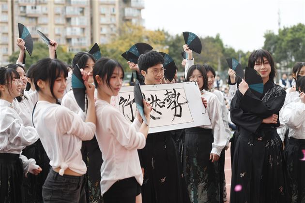 梦驰赛场燃青春 “径”彩飞扬展风华——棠外高中举行“多威杯”第二十一届田径运动会