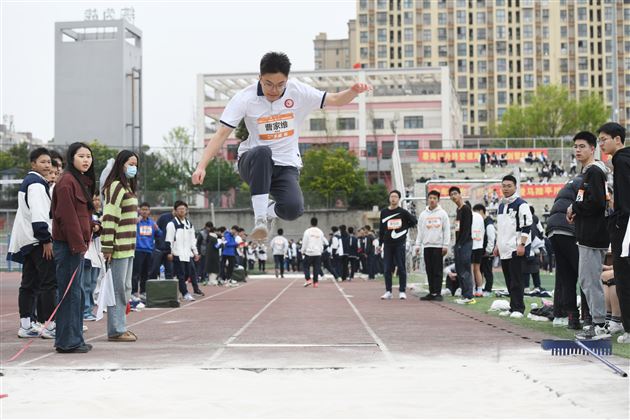 梦驰赛场燃青春 “径”彩飞扬展风华——棠外高中举行“多威杯”第二十一届田径运动会