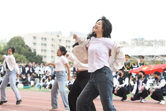 梦驰赛场燃青春 “径”彩飞扬展风华——棠外高中举行“多威杯”第二十一届田径运动会 