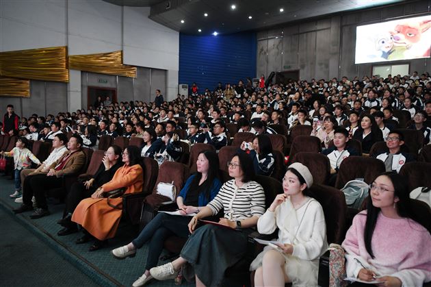 青春之声演绎经典影视魅力——棠外初中开展“声动青春”校园英语配音大赛活动