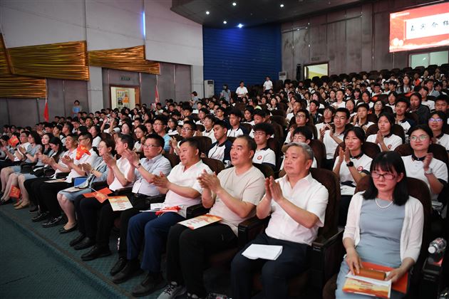 榜样为灯 学法为舟——棠外初中开展初2022级学法指导暨学生表彰大会