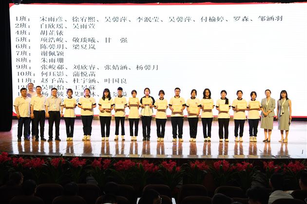 榜样为灯 学法为舟——棠外初中开展初2022级学法指导暨学生表彰大会