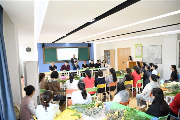 以花传情 “寓” 见幸福——棠外初中开展生活老师心理关怀主题活动