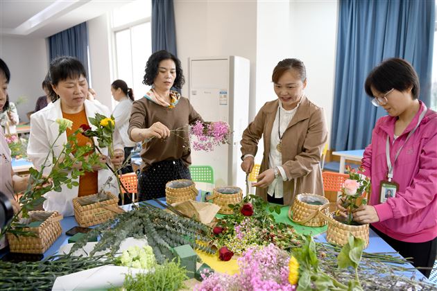以花传情 “寓” 见幸福——棠外初中开展生活老师心理关怀主题活动