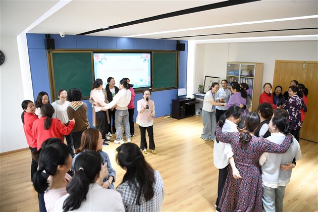 以花传情 “寓” 见幸福——棠外初中开展生活老师心理关怀主题活动