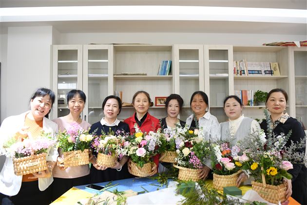 以花传情 “寓” 见幸福——棠外初中开展生活老师心理关怀主题活动