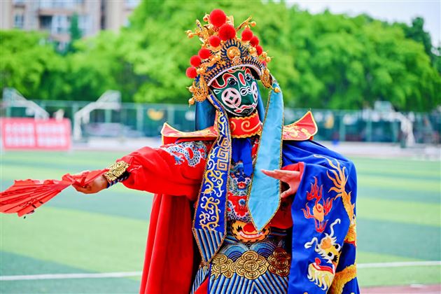 红色基因燃赛场，青春逐梦绽锋芒——成都棠湖外国语学校初中“多威杯”第二十一届春季田径运动会圆满举行