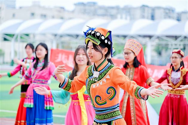 红色基因燃赛场，青春逐梦绽锋芒——成都棠湖外国语学校初中“多威杯”第二十一届春季田径运动会圆满举行