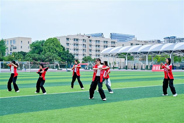 红色基因燃赛场，青春逐梦绽锋芒——成都棠湖外国语学校初中“多威杯”第二十一届春季田径运动会圆满举行 