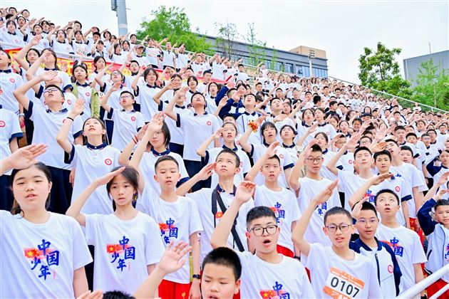 红色基因燃赛场，青春逐梦绽锋芒——成都棠湖外国语学校初中“多威杯”第二十一届春季田径运动会圆满举行