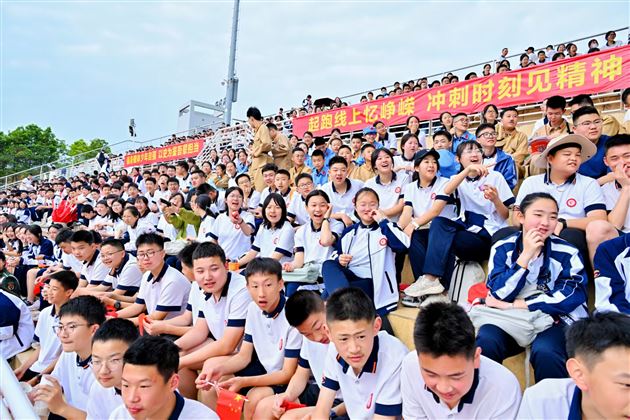 红色基因燃赛场，青春逐梦绽锋芒——成都棠湖外国语学校初中“多威杯”第二十一届春季田径运动会圆满举行