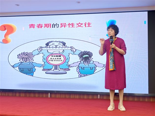 特级教师孙晓晖受邀为四川省骨干班主任作培训