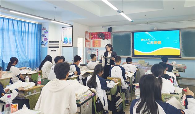 精准视导明方向 深耕教研促提升——双流区初中道德与法治教研员汤锡莲莅临棠外开展教学视导工作