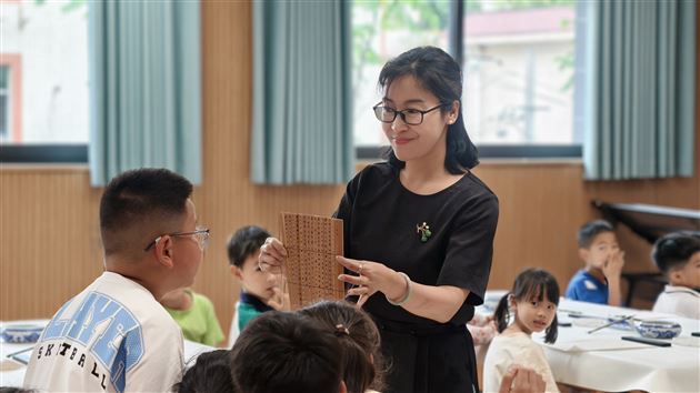 艺术大师进校园 传承非遗育新章——棠外初中王春老师受邀走进双流中小学传承千年墨韵