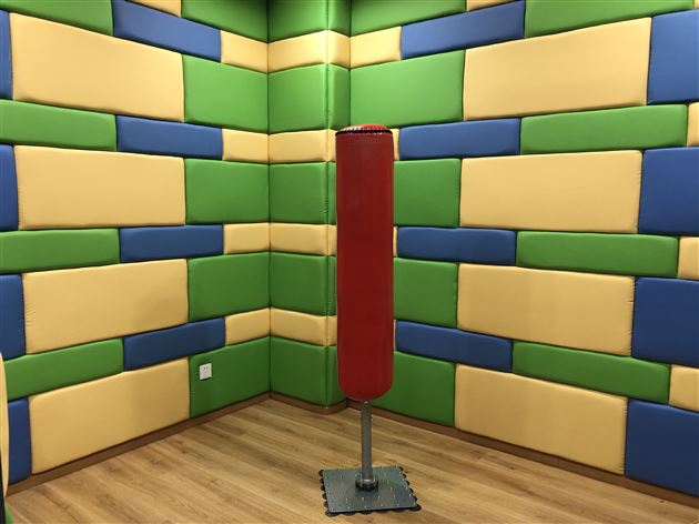 心理发泄室图片