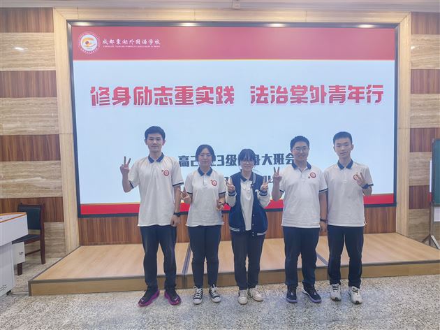 五位参与分享的同学合影留念