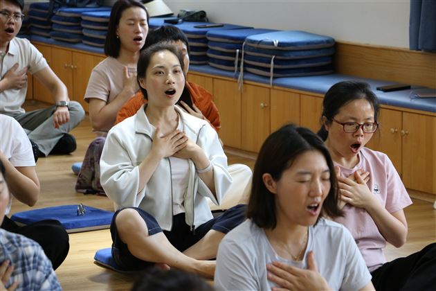 高效休息与正念训练——棠外成功承办双流区中学教师心理团辅活动