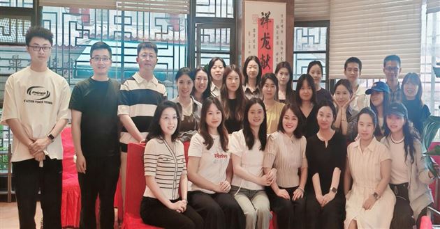 李秀芳外语名师工作坊导师与学员们的合照