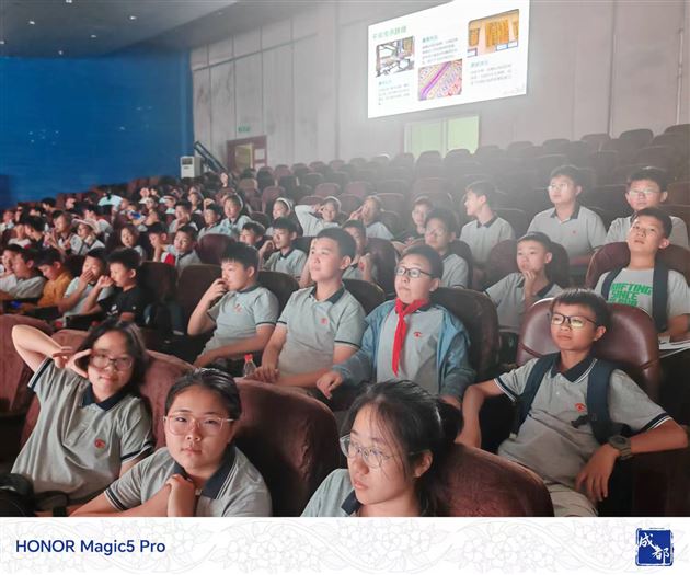 经纬织就千年韵  锦绣壮乡焕新彩——棠外附小六年级学生讲堂解码壮锦非遗魅力 