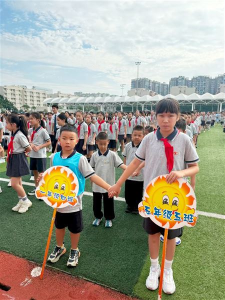 笃行青春路 奋发筑脊梁——棠外附小隆重举行2025-2026学年度上期开学典礼