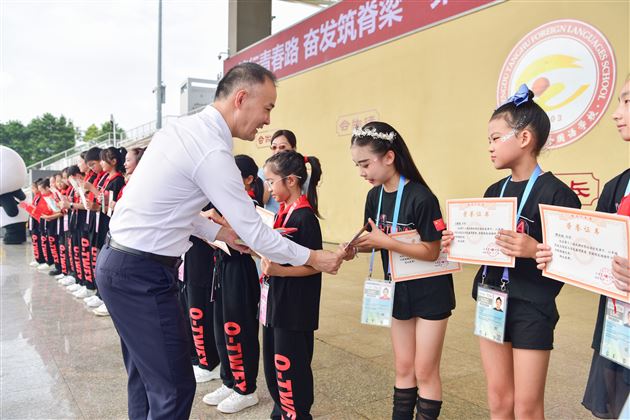 笃行青春路 奋发筑脊梁——棠外附小隆重举行2025-2026学年度上期开学典礼