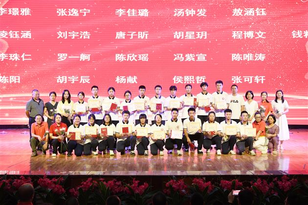 壮观天地 与立苍穹——记棠外高2023级“零诊”表彰暨高三启动仪式