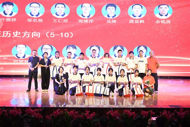 壮观天地 与立苍穹——记棠外高2023级“零诊”表彰暨高三启动仪式