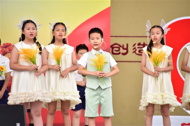 培根铸魂谱新篇 师者如光育栋梁——成都棠湖外国语学校隆重举行2025年教师节庆祝表彰大会 