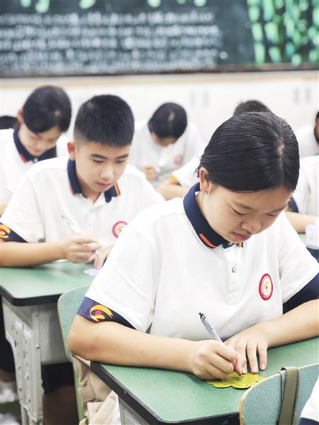 纸短情长 师恩难忘——校团委、少先队组织学生手写祝福致敬恩师