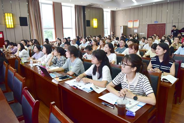 破解“心”困境 筑牢“心”防线——棠外初中开展“践行教育家精神 提升教师德心共育力”德育教研专题培训（一）