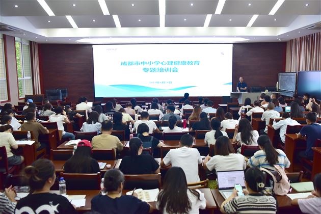 破解“心”困境 筑牢“心”防线——棠外初中开展“践行教育家精神 提升教师德心共育力”德育教研专题培训（一） 