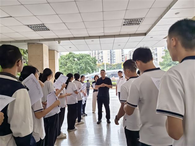 墙绘山河忆峥嵘 笔书师恩寄深情——棠外高中开展主题文化墙评比活动 