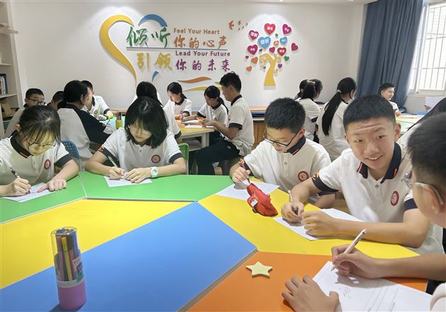 初二年级：心向暖阳乘风启航，唤醒情绪能量 