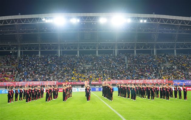 棠外附小啦啦操队在川超赛场精彩亮相