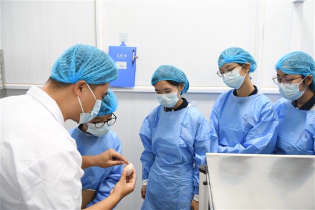 走进食堂“零距离” 膳食监督护成长——棠外膳食管理学生委员会开展食堂探访活动