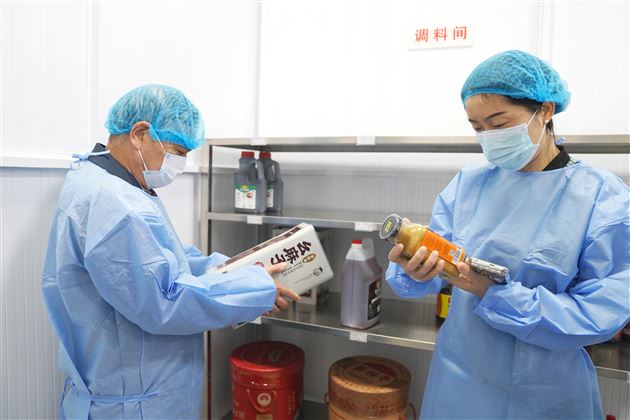 聚焦食堂膳食“吃”心实事，守护师生“舌尖上的安全”——棠外膳食管理教职工代表委员会走进食堂后厨