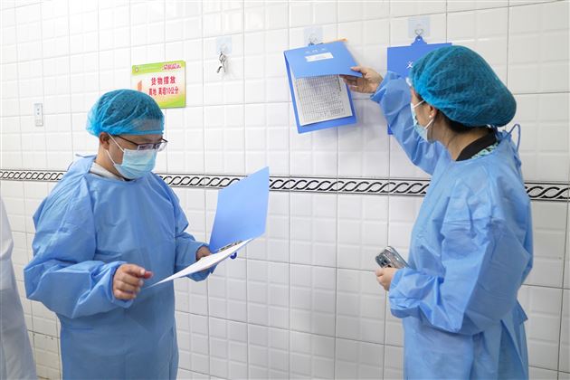 聚焦食堂膳食“吃”心实事，守护师生“舌尖上的安全”——棠外膳食管理教职工代表委员会走进食堂后厨