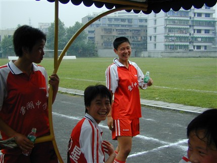 2000年5月，棠中女足与八一足球学校队比赛的中场休息