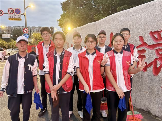 践行劳动奉献 擦亮文明底色——棠外高中“薪火”志愿服务队开展“清洁家园，青年先行”的社区志愿服务活动