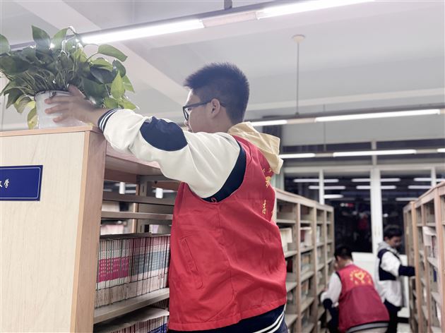 志愿劳动淬炼青春 躬身实践闪耀初心——棠外高一年级入团积极分子参加图书馆清洁志愿活动