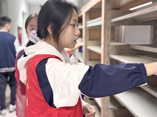 志愿劳动淬炼青春 躬身实践闪耀初心——棠外高一年级入团积极分子参加图书馆清洁志愿活动