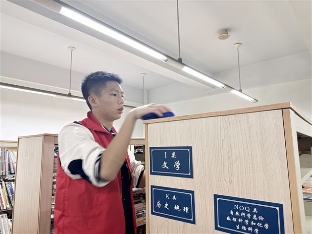 志愿劳动淬炼青春 躬身实践闪耀初心——棠外高一年级入团积极分子参加图书馆清洁志愿活动 
