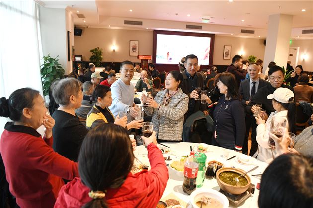 培根铸魂育栋梁 重阳佳节敬师贤——成都棠湖外国语学校2025年重阳敬老活动