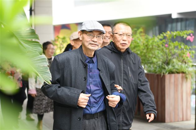 培根铸魂育栋梁 重阳佳节敬师贤——成都棠湖外国语学校2025年重阳敬老活动