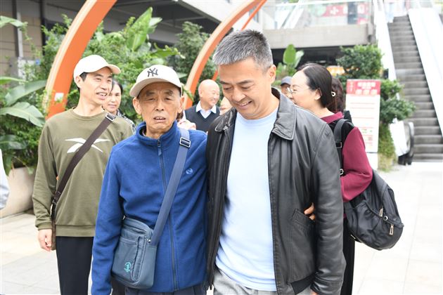 培根铸魂育栋梁 重阳佳节敬师贤——成都棠湖外国语学校2025年重阳敬老活动