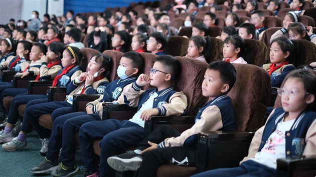 科技点亮课堂 家校共育未来——记棠外附小四年级“家长义工课堂”