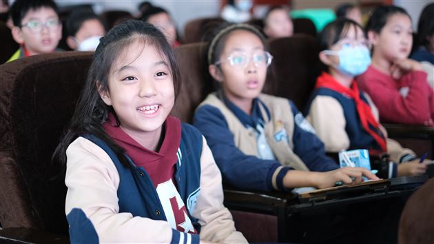 科技点亮课堂 家校共育未来——记棠外附小四年级“家长义工课堂” 