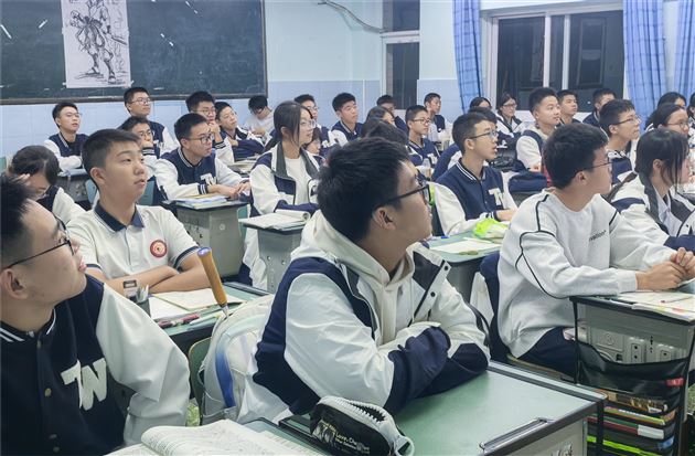 从“外卖党”到“食堂粉”：一场关于舌尖的青春觉醒——棠外高中开展“食品安全”主题班会