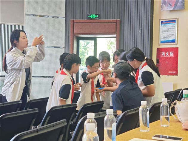 棠外附小在双流区首次室内体育教研活动中献课获好评